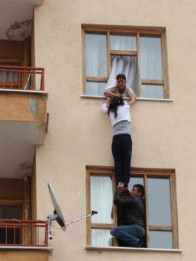Cep telefonu kavgası pencerede bitti - Resim 7