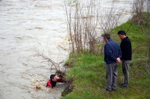 Çaycuma'da köprü çöktü: 15 kişi kayıp
