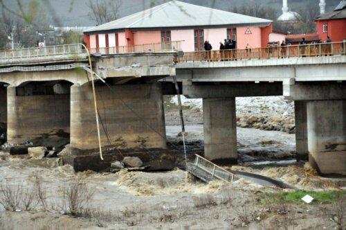 Çaycuma'da köprü çöktü: 15 kişi kayıp