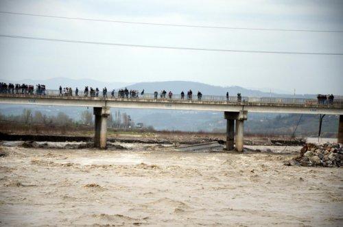 Çaycuma'da köprü çöktü: 15 kişi kayıp