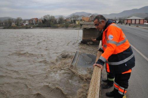 Çaycuma'da köprü çöktü: 15 kişi kayıp