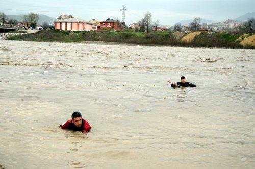 Çaycuma'da köprü çöktü: 15 kişi kayıp