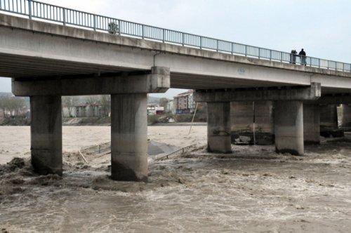 Çaycuma'da köprü çöktü: 15 kişi kayıp