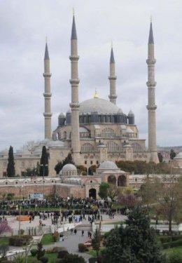 Vali yanında rahibi istemedi 