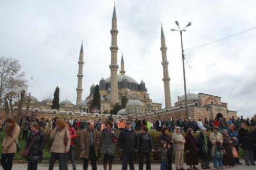 Vali yanında rahibi istemedi 