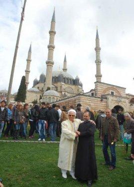 Vali yanında rahibi istemedi 