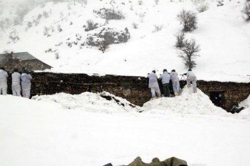 3 oda 1 salon PKK'lı sığınağı bulundu  - Resim 23
