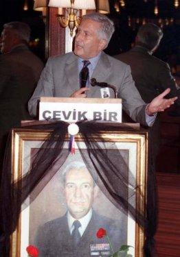 Kare kare Emekli Orgeneral Çevik Bir