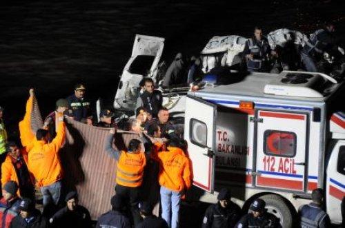Filyos Çayı'na düşen kayıp minibüs bulundu - Resim 8