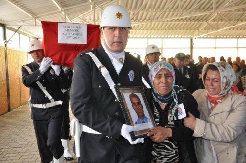 Şehit polis Ali Karakış son yolculuğuna uğurlandı - Resim 1