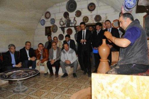 Bakan Ergün şalvar giyip çanak çömlek yaptı - Resim 3