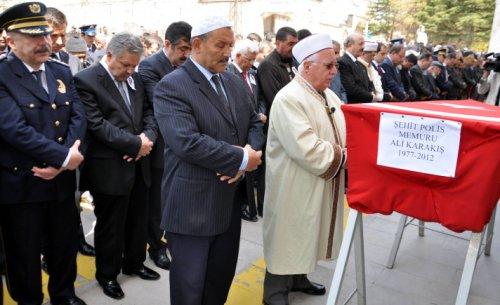 Şehit polis Ali Karakış son yolculuğuna uğurlandı - Resim 5