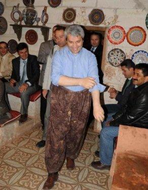 Bakan Ergün şalvar giyip çanak çömlek yaptı - Resim 9