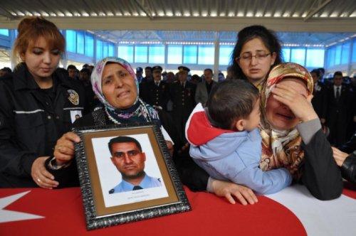Şehit polis Ali Karakış son yolculuğuna uğurlandı - Resim 2