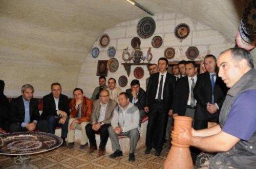 Bakan Ergün şalvar giyip çanak çömlek yaptı - Resim 7