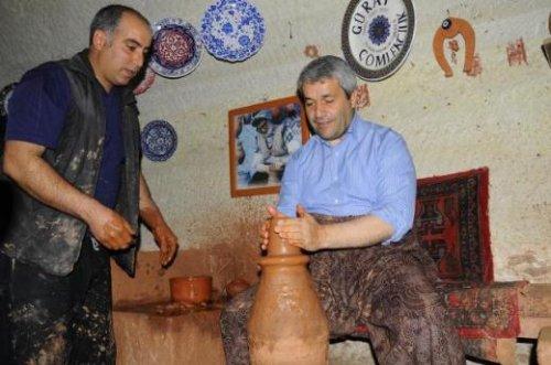 Bakan Ergün şalvar giyip çanak çömlek yaptı - Resim 4