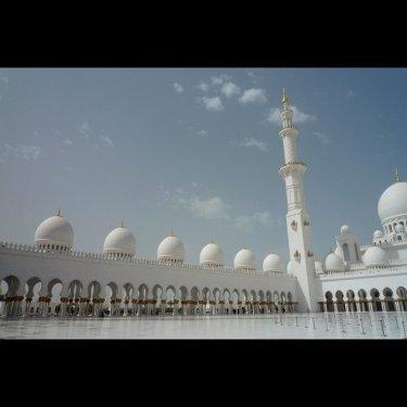 Hadise Abu Dhabi'de kara çarşaf giydi - Resim 1