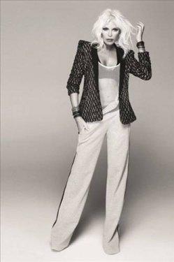 Ajda Pekkan kendi tasarladığı mayoları tanıttı 