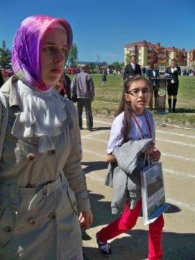 Kaymakam türbanlı öğretmenle fotoğraf çektirmedi