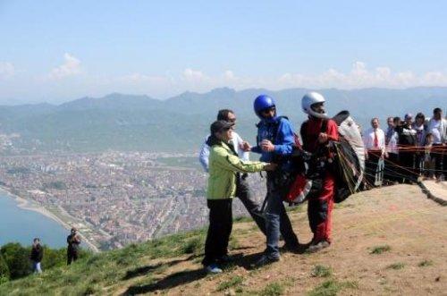 Erdal Beşikçioğlu yamaç paraşütü yaptı - Resim 1