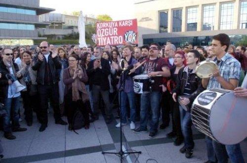 Tiyatrocular eylemde