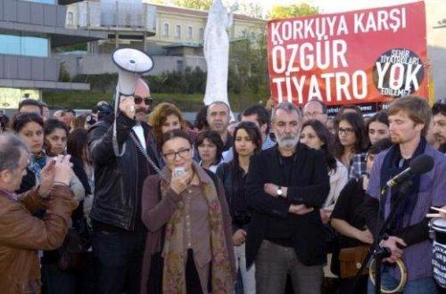 Tiyatrocular eylemde