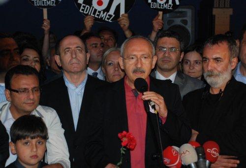 Tiyatrocular eylemde