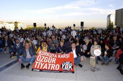 Tiyatrocular eylemde