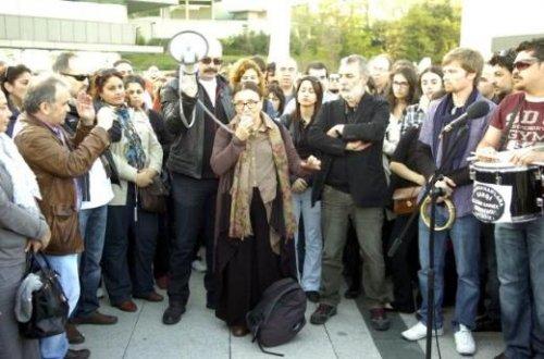 Tiyatrocular eylemde