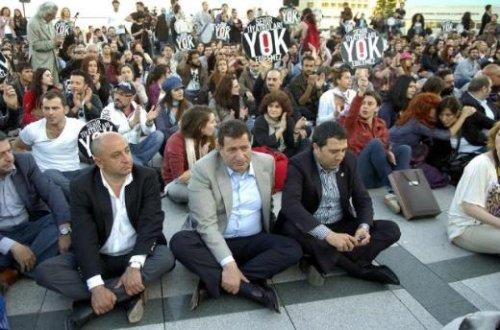 Tiyatrocular eylemde