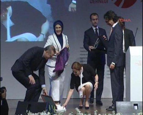Başbakan Erdoğan eşine yardım etti  - Resim 4