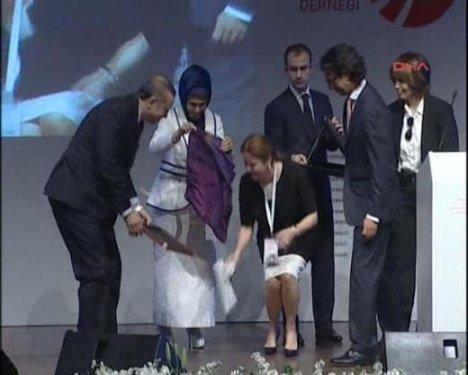 Başbakan Erdoğan eşine yardım etti  - Resim 5