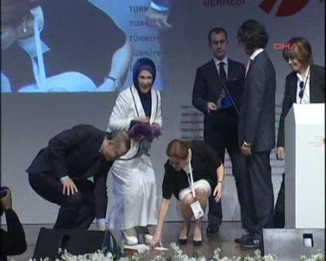 Başbakan Erdoğan eşine yardım etti  - Resim 3