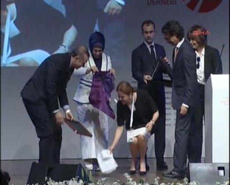 Başbakan Erdoğan eşine yardım etti  - Resim 1
