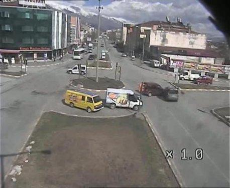 Boş yolda kaza yaptılar