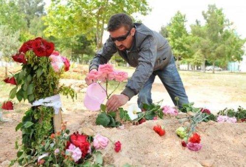 Uğur Acar Atilla Kavdır'ın mezarını ziyaret etti - Resim 2