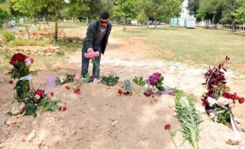 Uğur Acar Atilla Kavdır'ın mezarını ziyaret etti - Resim 7