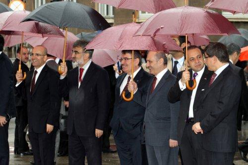 AK Partili bakanların pembe şemsiyesi  - Resim 6