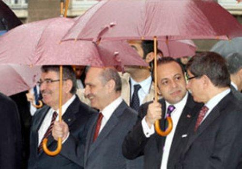 AK Partili bakanların pembe şemsiyesi  - Resim 4
