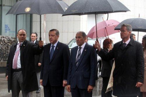 AK Partili bakanların pembe şemsiyesi  - Resim 5