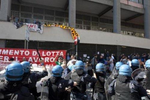 Ekonomik krizi böyle protesto ettiler - Resim 5