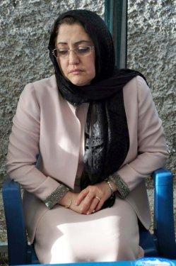 Bakan Şahin şehit babasının elini öptü