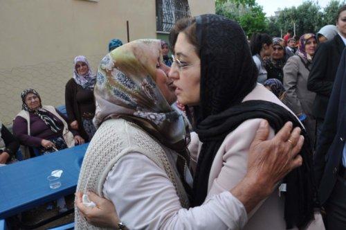 Bakan Şahin şehit babasının elini öptü