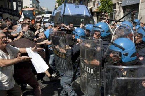 Ekonomik krizi böyle protesto ettiler - Resim 2