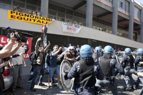 Ekonomik krizi böyle protesto ettiler - Resim 3