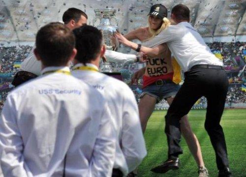 FEMEN üyesi Euro 2012 kupasına saldırdı - Resim 1