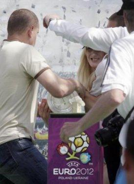 FEMEN üyesi Euro 2012 kupasına saldırdı - Resim 11