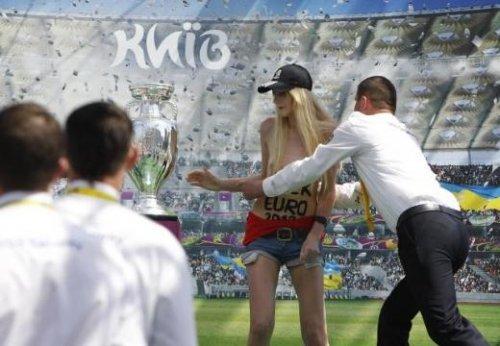 FEMEN üyesi Euro 2012 kupasına saldırdı - Resim 17