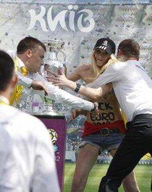 FEMEN üyesi Euro 2012 kupasına saldırdı - Resim 14