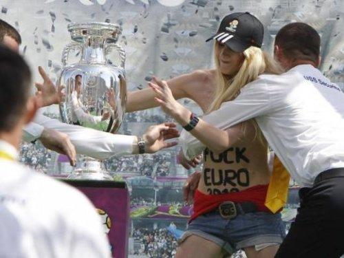 FEMEN üyesi Euro 2012 kupasına saldırdı - Resim 15